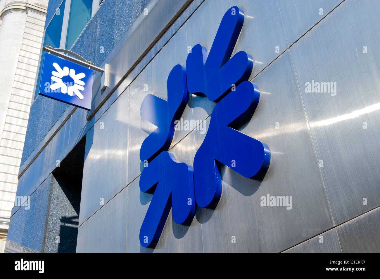 Città di Londra , Royal Bank of Scotland o RBS logo distintivo sul muro e insegna al di fuori del ramo Foto Stock