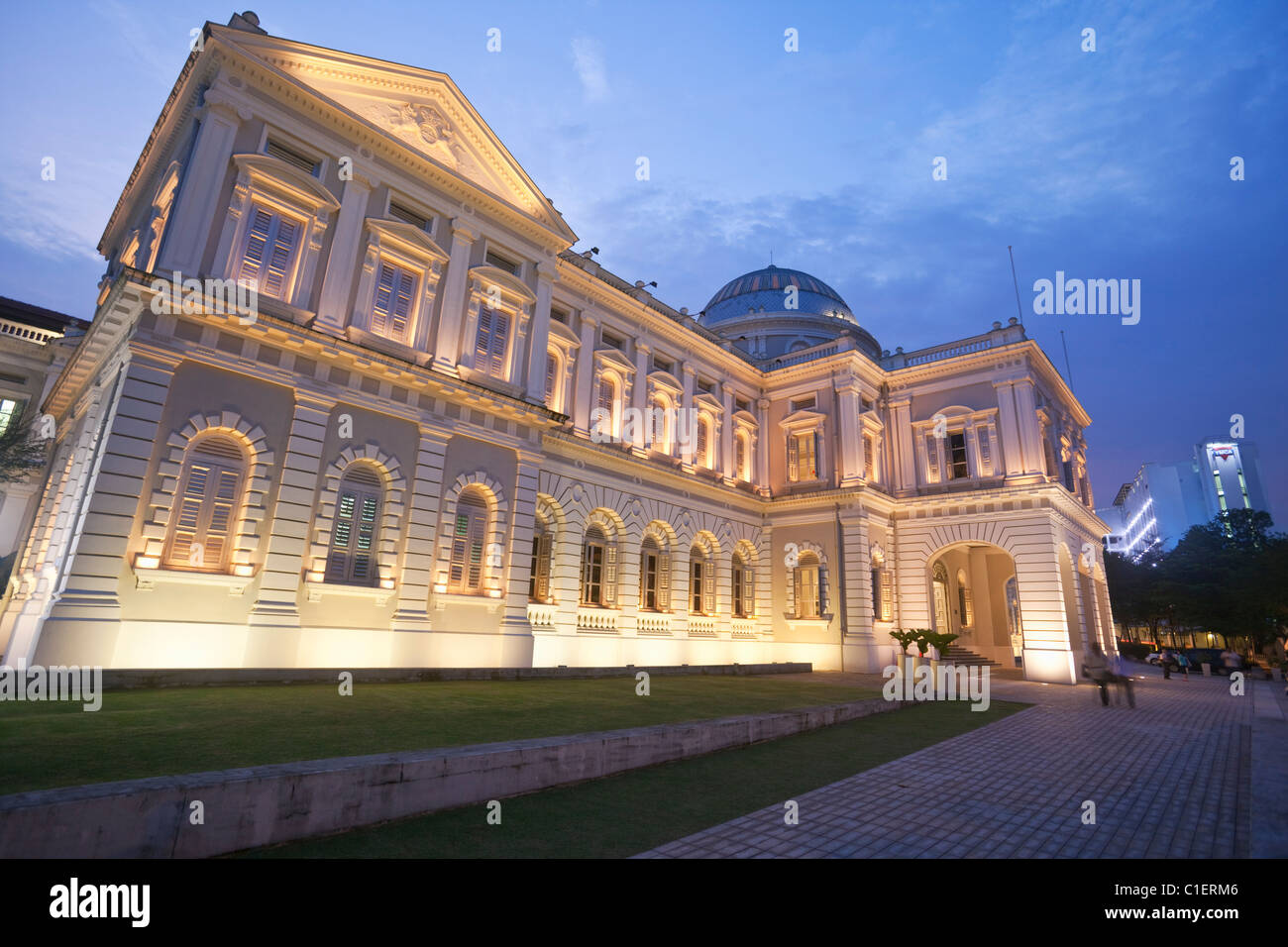 Il Museo Nazionale di Singapore illuminato al crepuscolo, Singapore Foto Stock