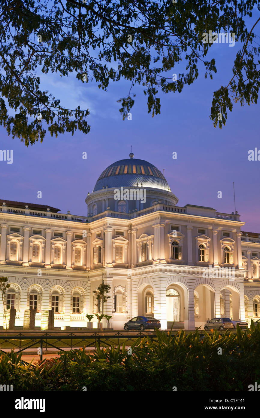 Il Museo Nazionale di Singapore illuminato al crepuscolo, Singapore Foto Stock