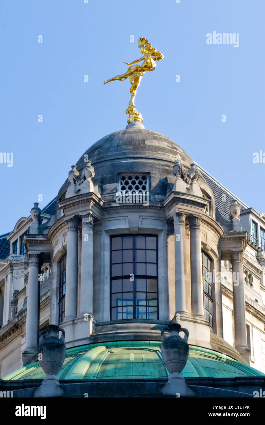 City of London Bank of England , dettaglio del tetto della South West Tower dalla cupola o dalla scultura alata in oro rotondo o dalla statua Threadneedle Street Foto Stock