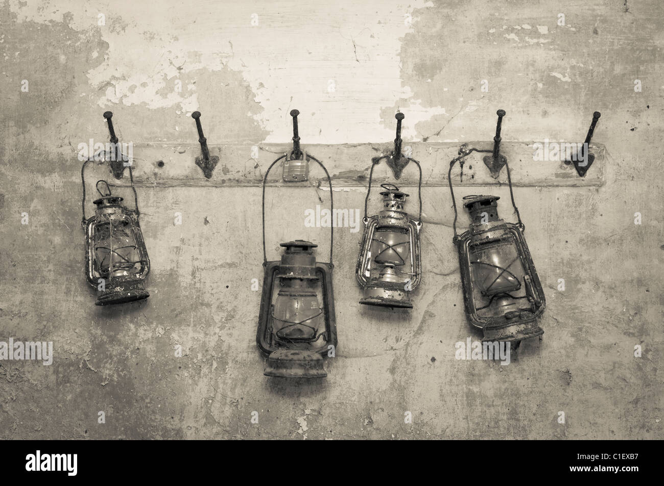 Lampade a olio appesi in disuso in un garage a Radbourne, Derbyshire. Foto Stock