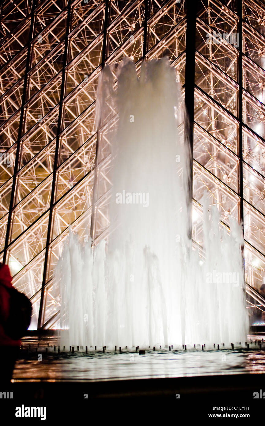 Parigi, Francia - Piramide al Museo del Louvre, illuminata di notte, (Credit Architect: I.M. PEI) feritoia d'acqua [PT] Foto Stock