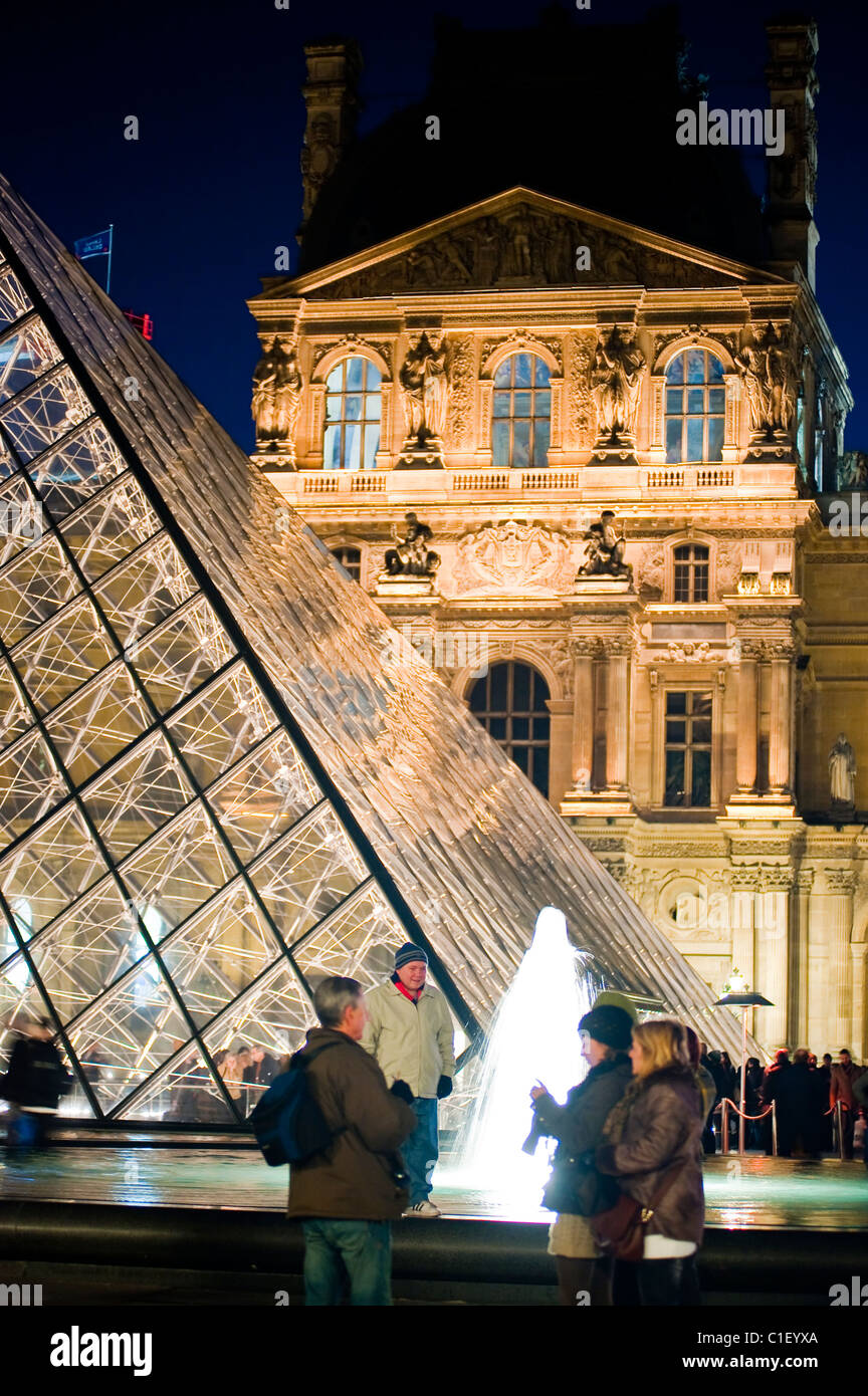 Parigi, Francia - Piramide presso il Museo del Louvre, Denon ala, illuminata di notte, architetto di credito: I.M. PEI Foto Stock