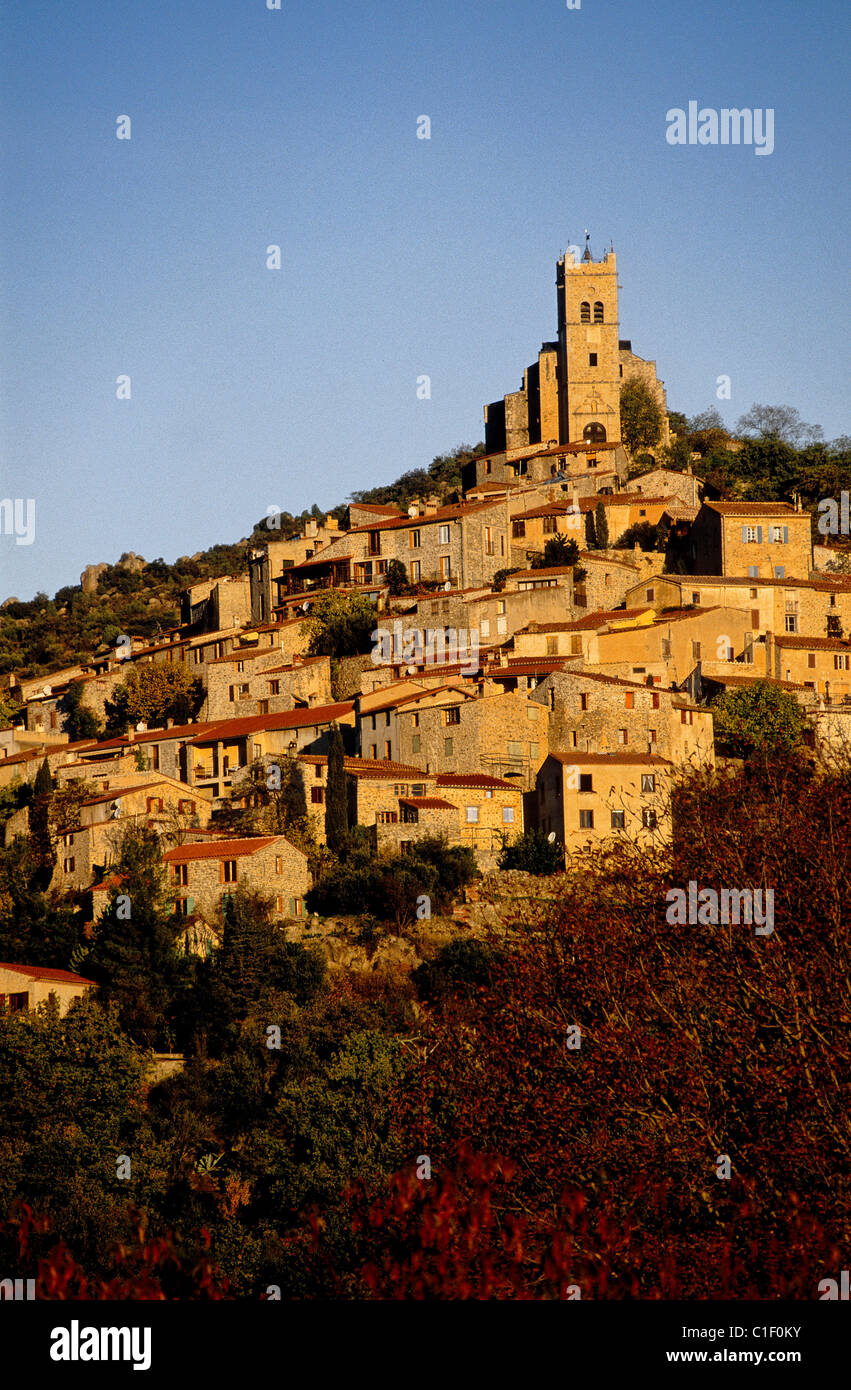 Francia, Pirenei Atlantiques, Eus borgo medievale costruito su una collina, XVIII secolo barocco chiesa Foto Stock