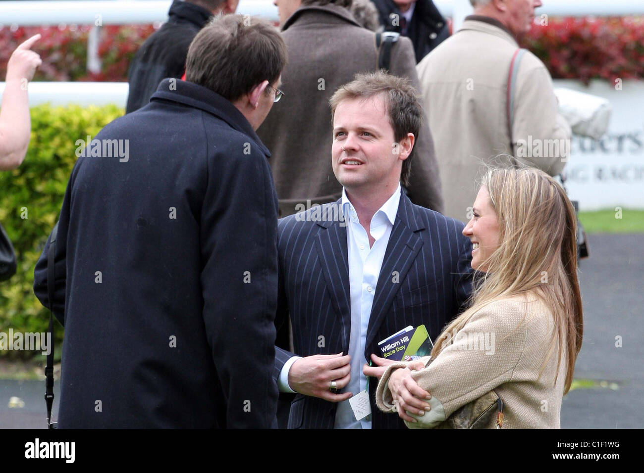 Declan Donnelly e fidanzata Georgie Thompson godendo una giornata al Parco di Kempton Racecourse. Donnelly sovrastato il suo Foto Stock