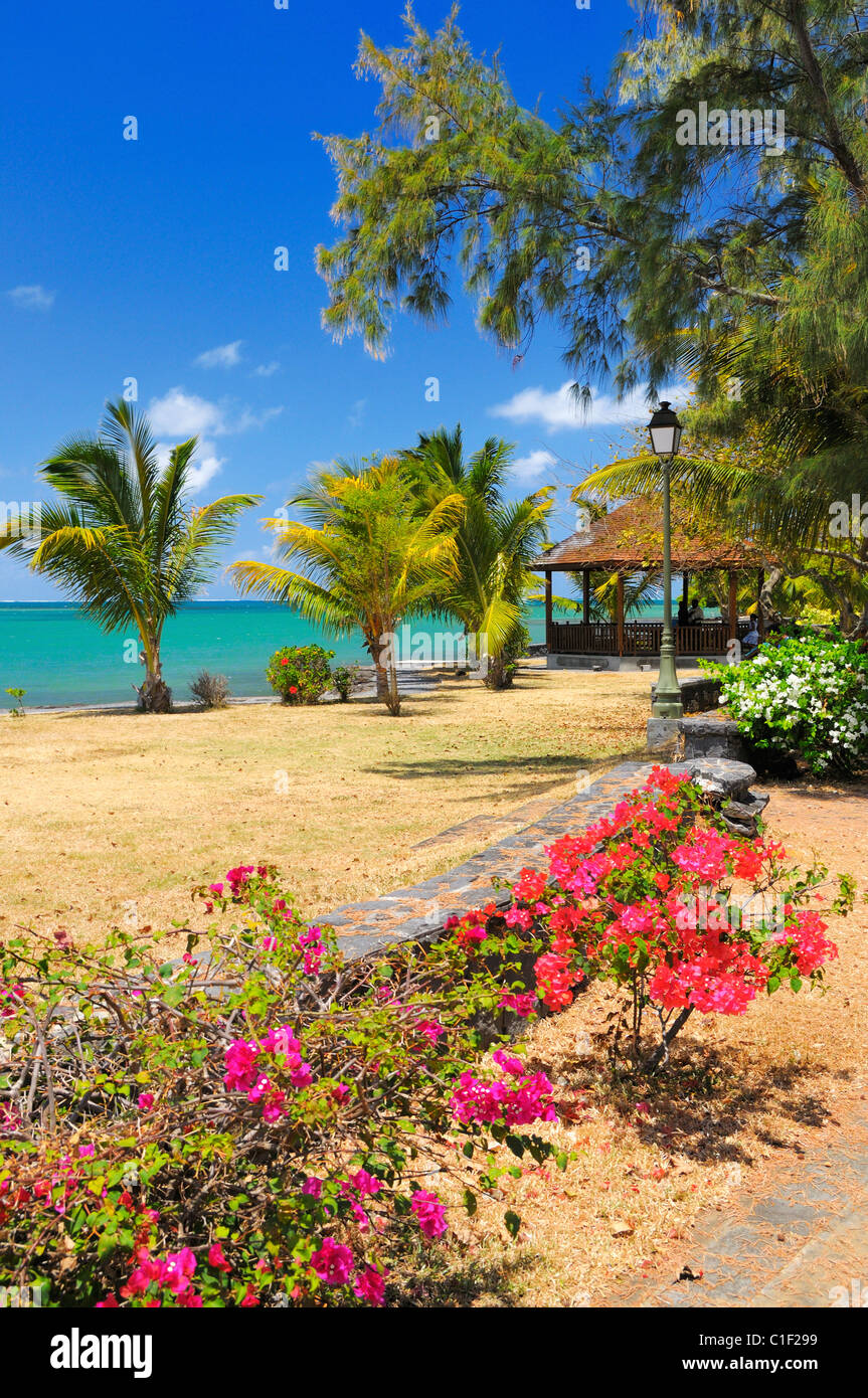 Il parco della spiaggia nella piccola east coast città di Petit Sable, Grand Port, Mauritius. Foto Stock
