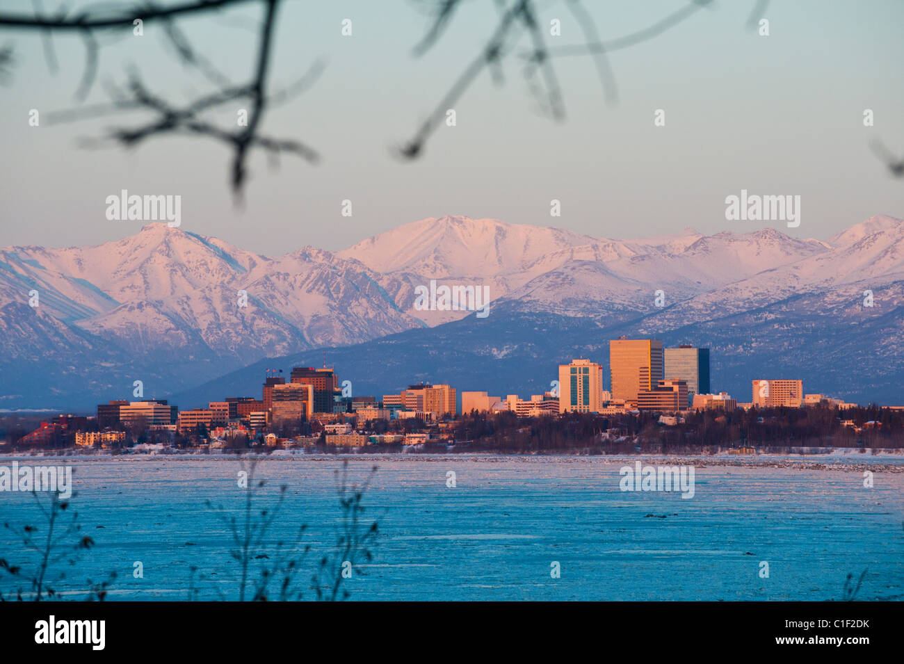 Il Chugach Mountains stare dietro la skyline di ancoraggio al crepuscolo Foto Stock