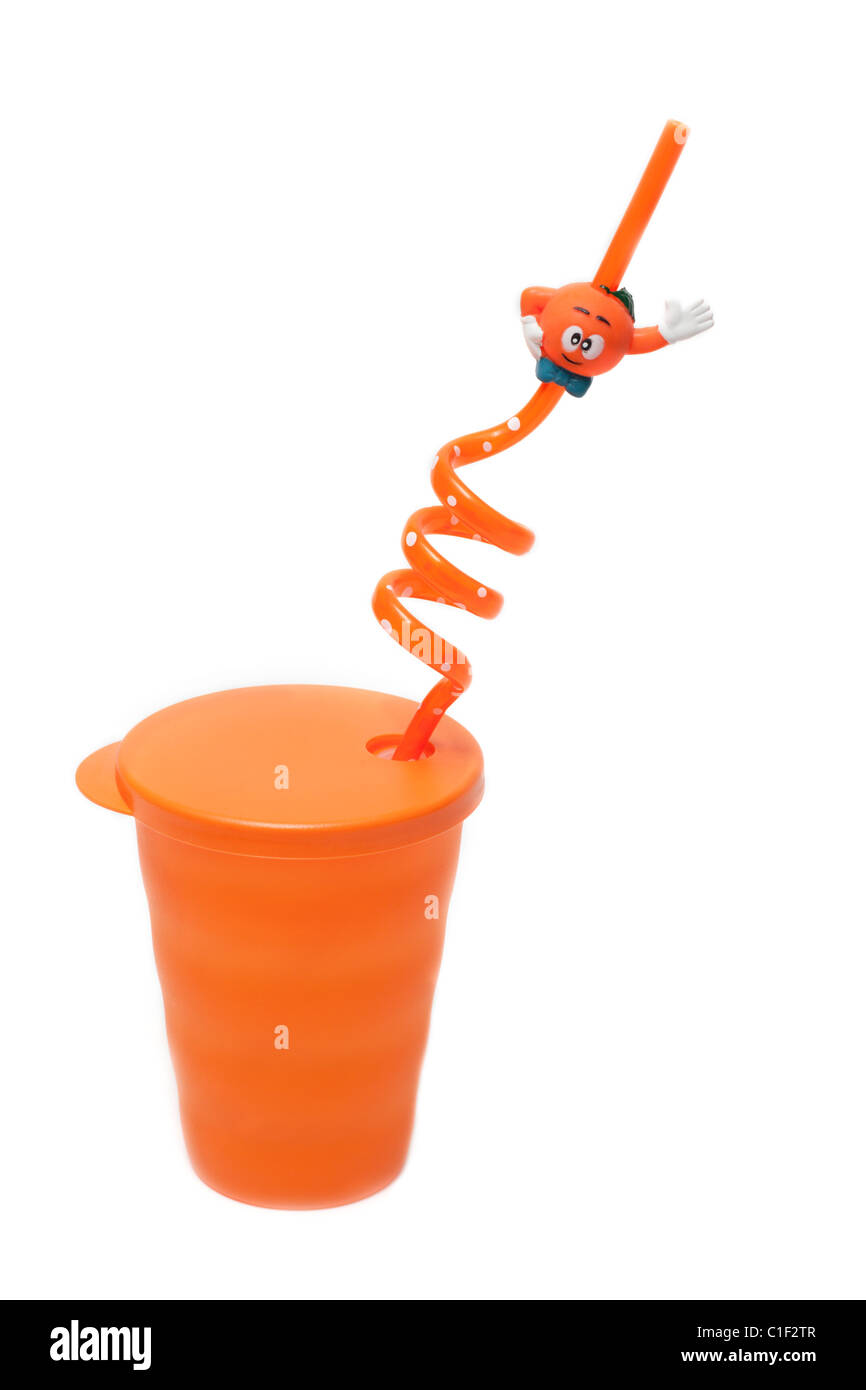 Di plastica arancione tubo di vetro per un cocktail su sfondo bianco Foto Stock