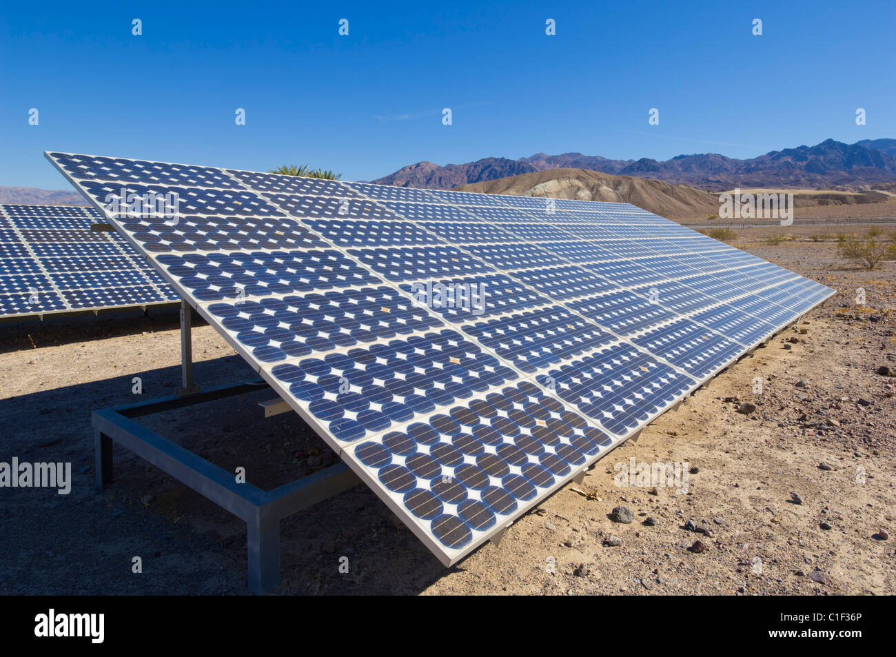 Pannelli solari pannello solare solare fotovoltaico (PV) sistema di energia al Forno Creek Resort parco nazionale della Valle della Morte California usa Foto Stock