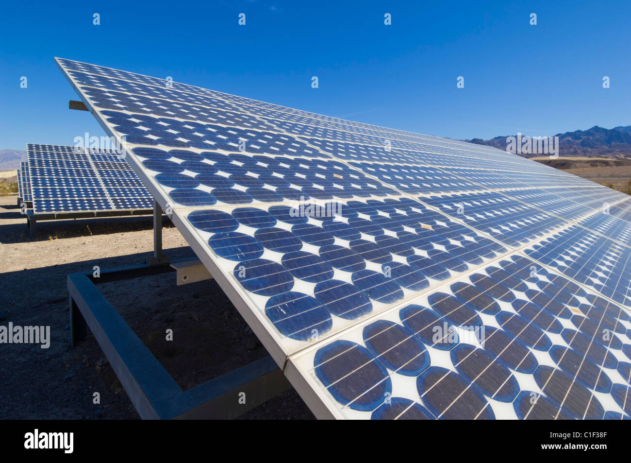 Una serie solare di pannelli solari in un sistema solare fotovoltaico (PV)  di energia a Furnace Creek resort, Death Valley National Park, California,  stati uniti Foto stock - Alamy