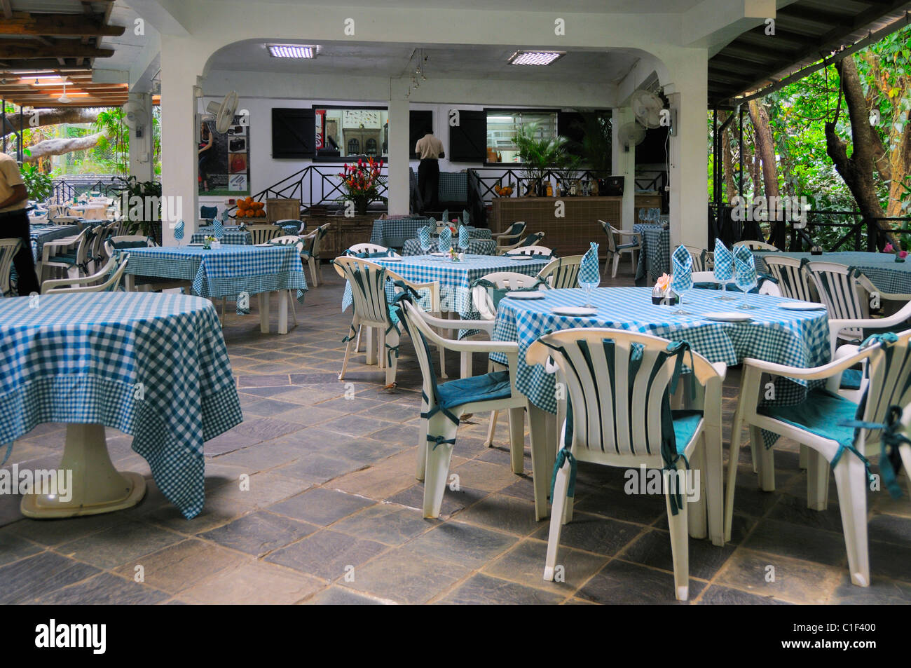 Il ristorante esterno all'interno della La Vanille Crocodile Park, Rivères des Anguilles, Savanne, Mauritius. Foto Stock