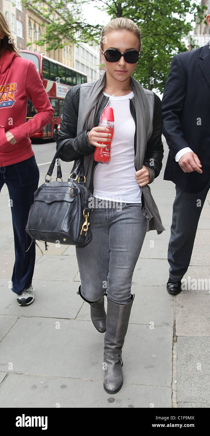 Hayden Panettiere visto da shopping con amici in Soho che porta una bottiglia di 'Neuro Sonic' energy drink. Londra, Inghilterra - Foto Stock