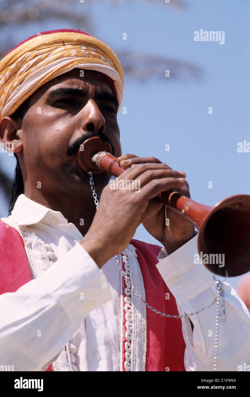 La Tunisia, l'isola di Djerba, Tradizionale musicien giocando per un matrimonio Foto Stock