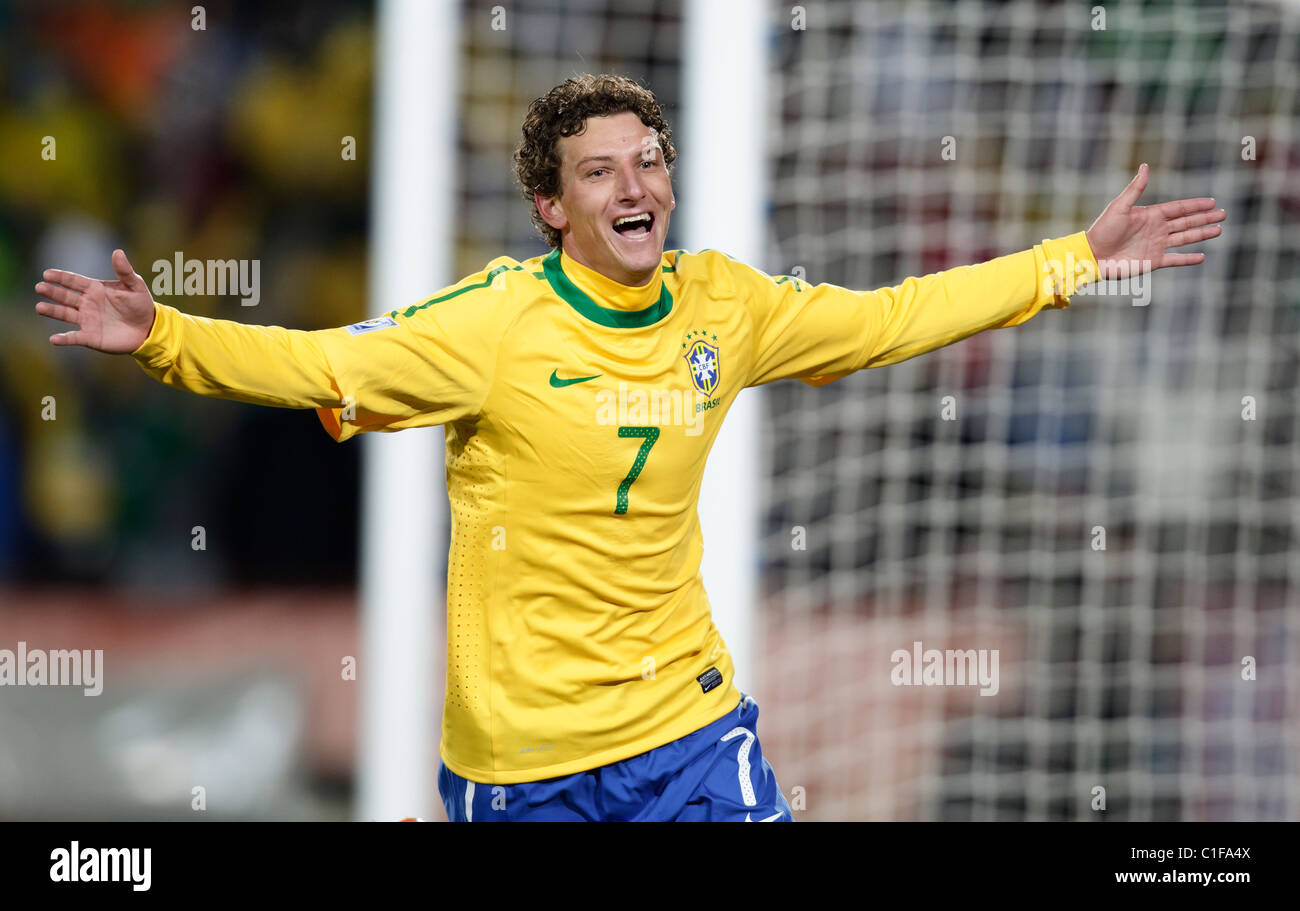 Elano del Brasile festeggia dopo un goal contro la Corea del Nord durante la Coppa del Mondo FIFA 2010 partita di calcio il 15 giugno 2010. Foto Stock