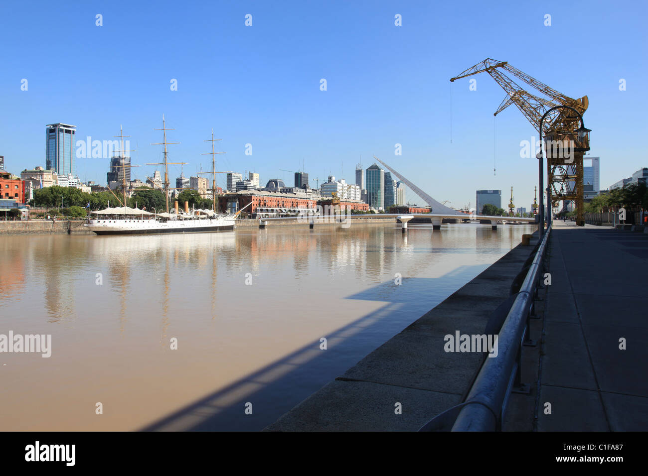 [Puerto Madero] docklands rigenerazione in [Buenos Aires] Argentina mostra restaurato gru, edificio moderno, fregata Sarmiento Foto Stock