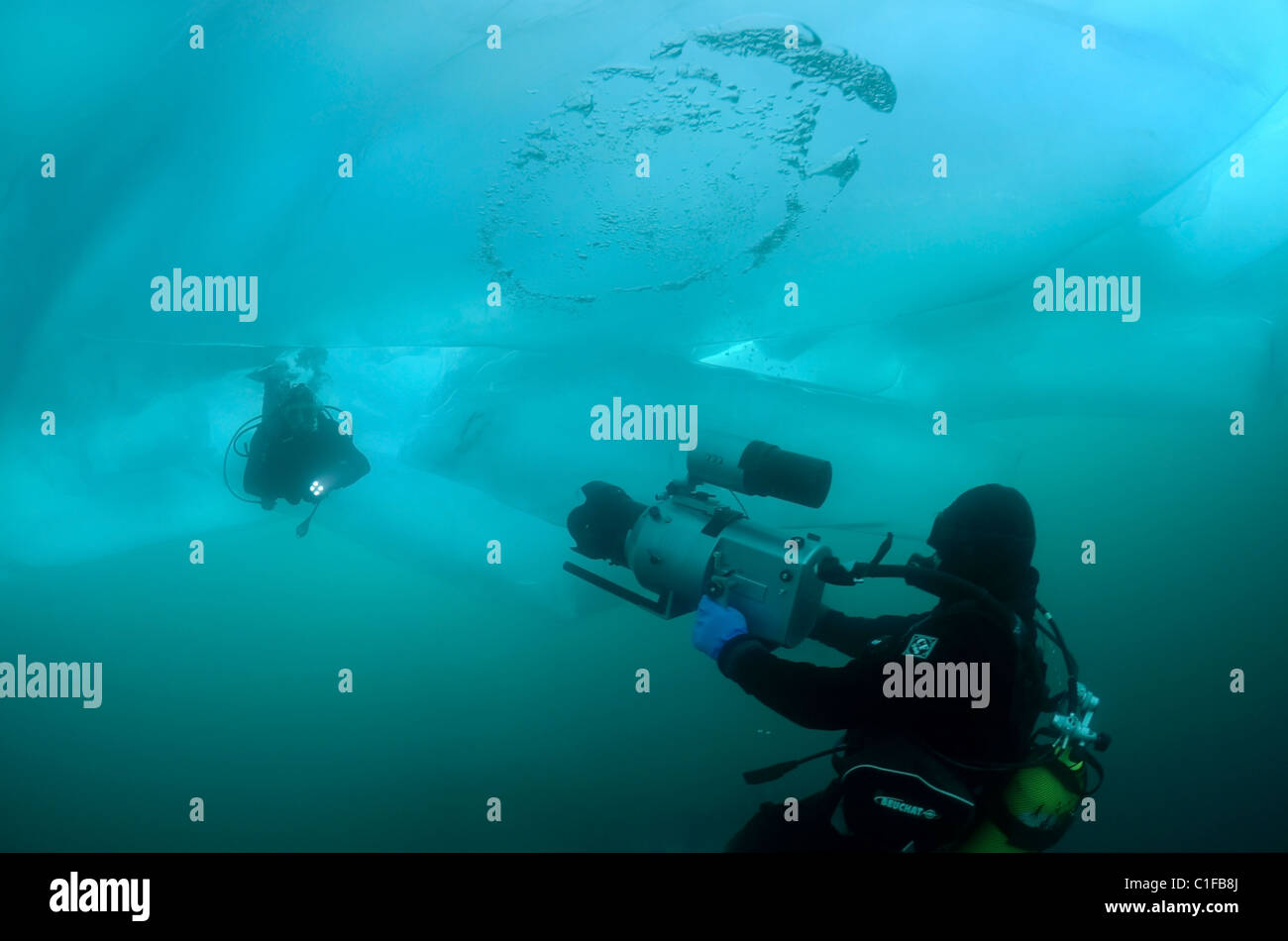 Underwater video-operatore Didier Noirot, nel lago Baikal, Siberia, Russia, isola di Olkhon. Foto Stock