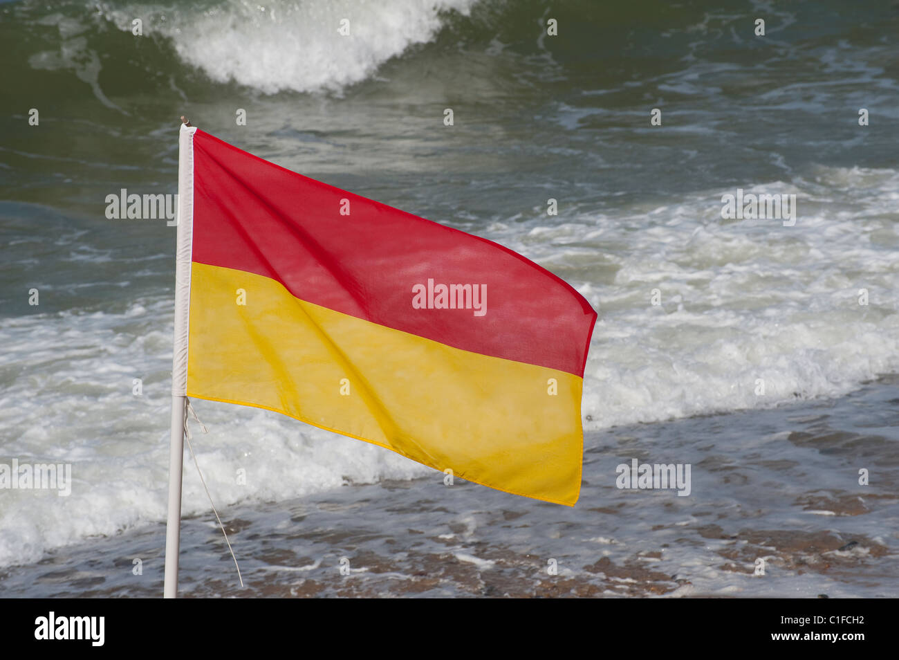 Rosso E Giallo Di Bandiera Su Una Spiaggia Inglese Che