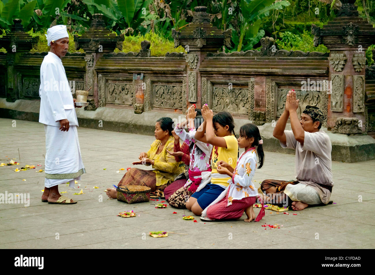 I fedeli in preghiera la gente in indonesiano tempio indù durante una cerimonia tradizionale Foto Stock