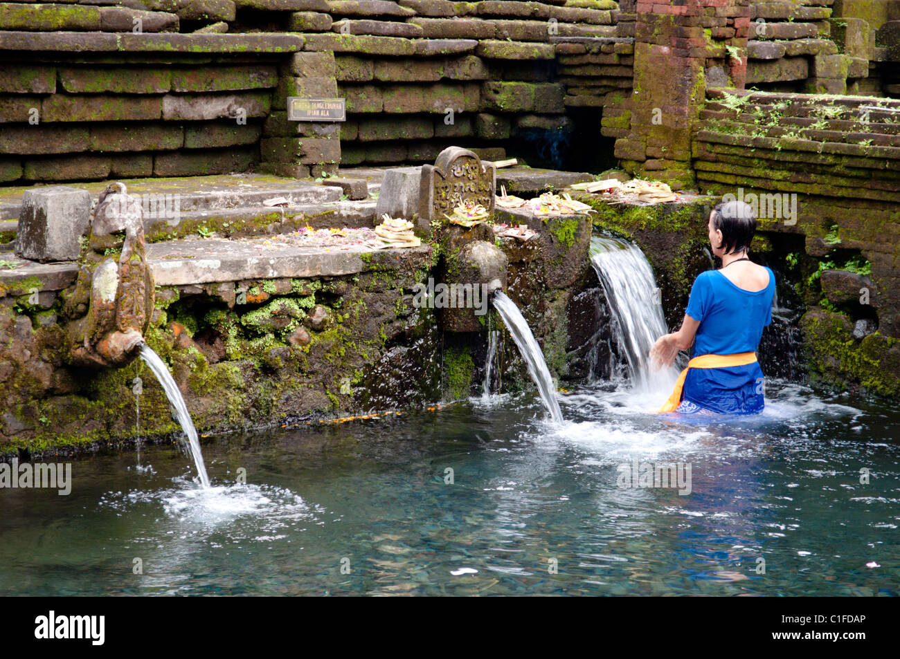 Indù rituale di purificazione in un tempio indonesiano Foto Stock