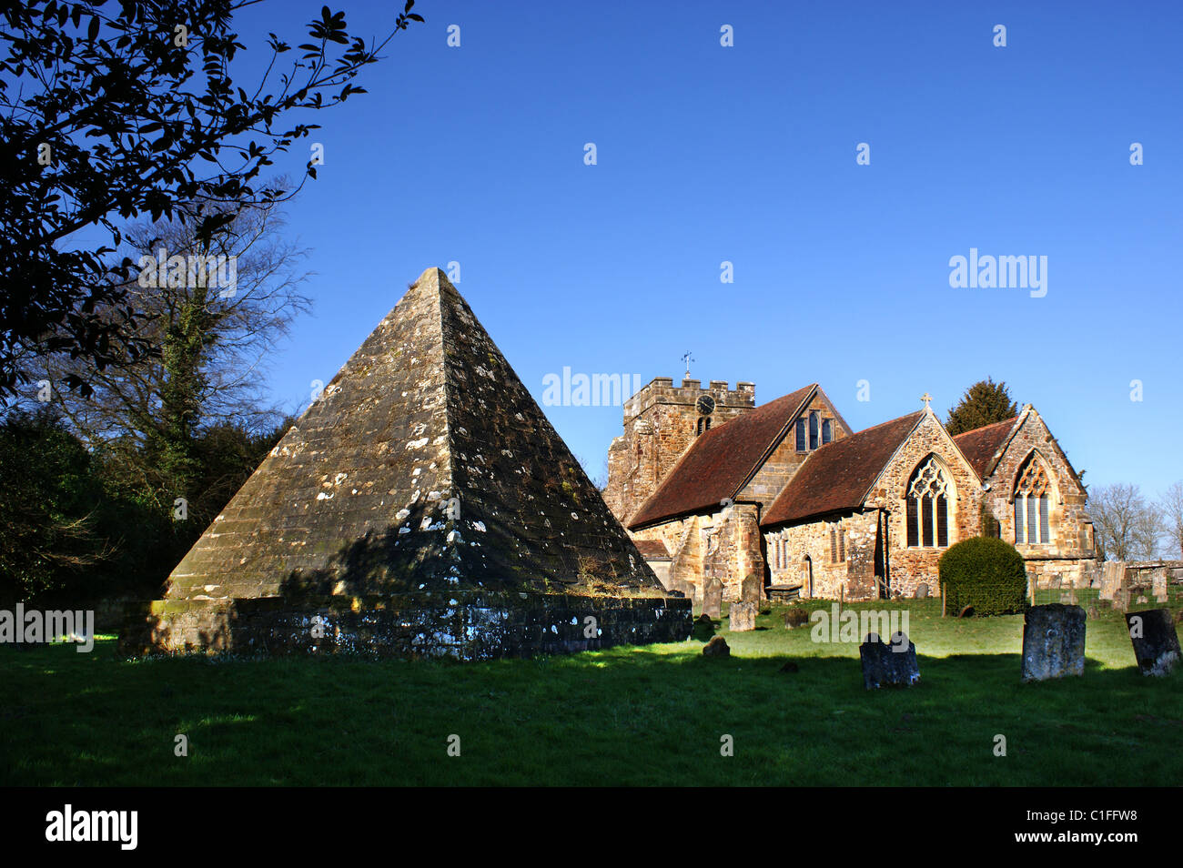 Piramide mediante una chiesa in East Sussex. Foto Stock