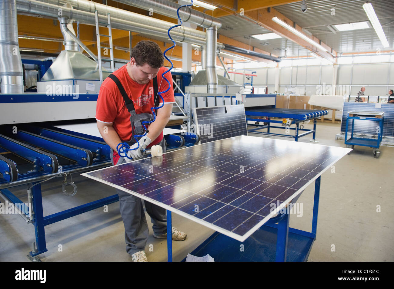 Un dipendente la lucidatura di un modulo fotovoltaico, Prenzlau, Germania Foto Stock