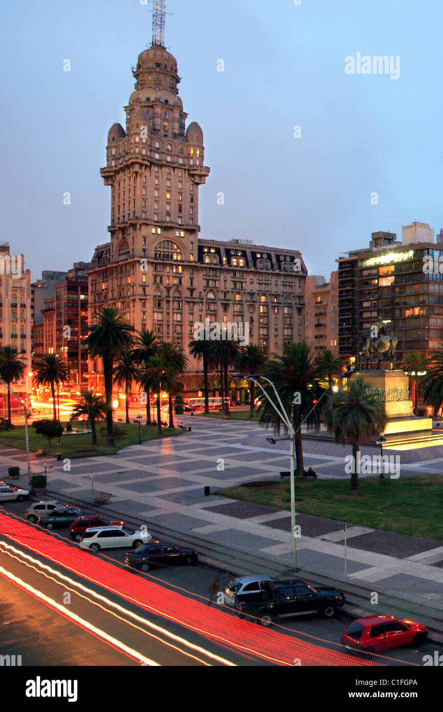 'Plaza Independencia' square, con Palazzo Salvo a backgrpound. Montevideo, Uruguay Foto Stock