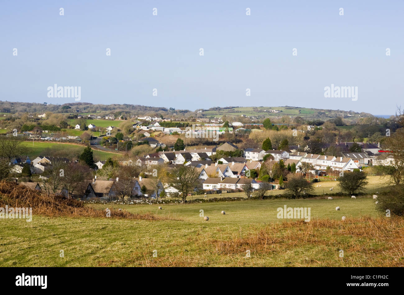 Pentraeth, Isola di Anglesey, Galles del Nord, Regno Unito, Europa. Vista attraverso i campi e il villaggio rurale Foto Stock