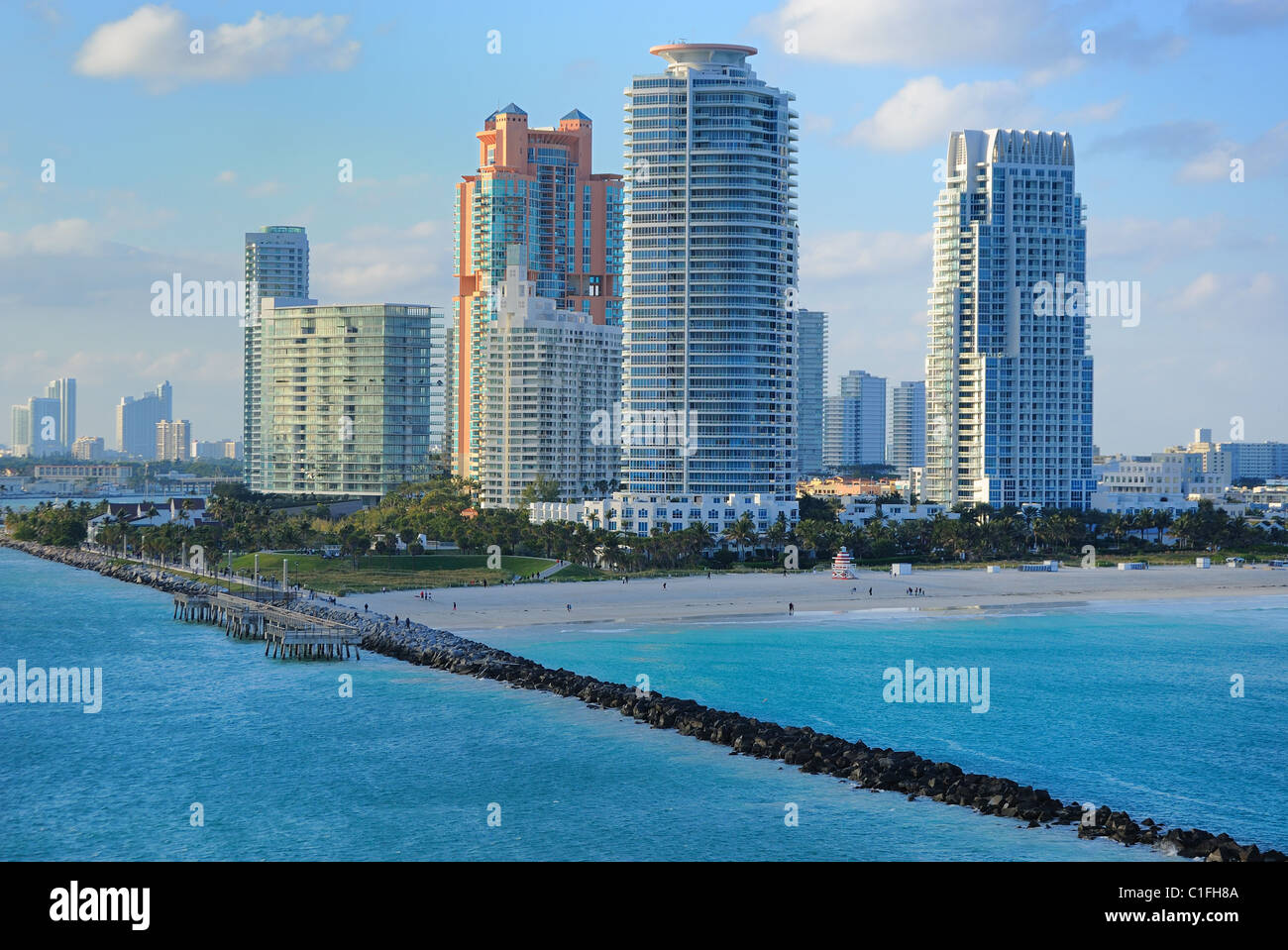 Skyline di lusso elevato aumento appartamenti sulla spiaggia di South Beach a Miami in Florida. Foto Stock