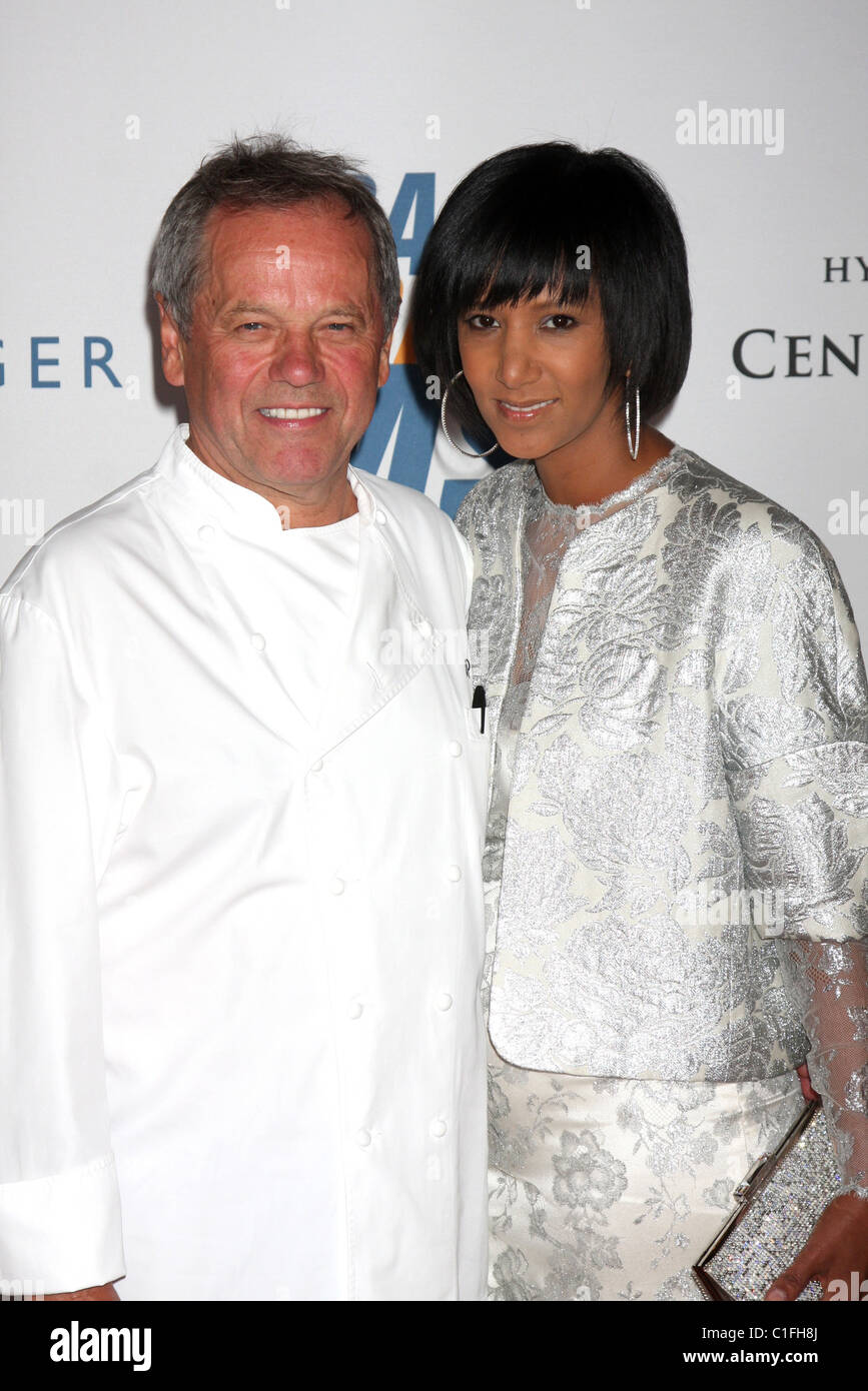 Wolfgang Puck con sua moglie Gelila Assefa la sedicesima gara annuale per cancellare MS tenutasi presso l'Hyatt Regency Century Plaza Los Angeles, Foto Stock