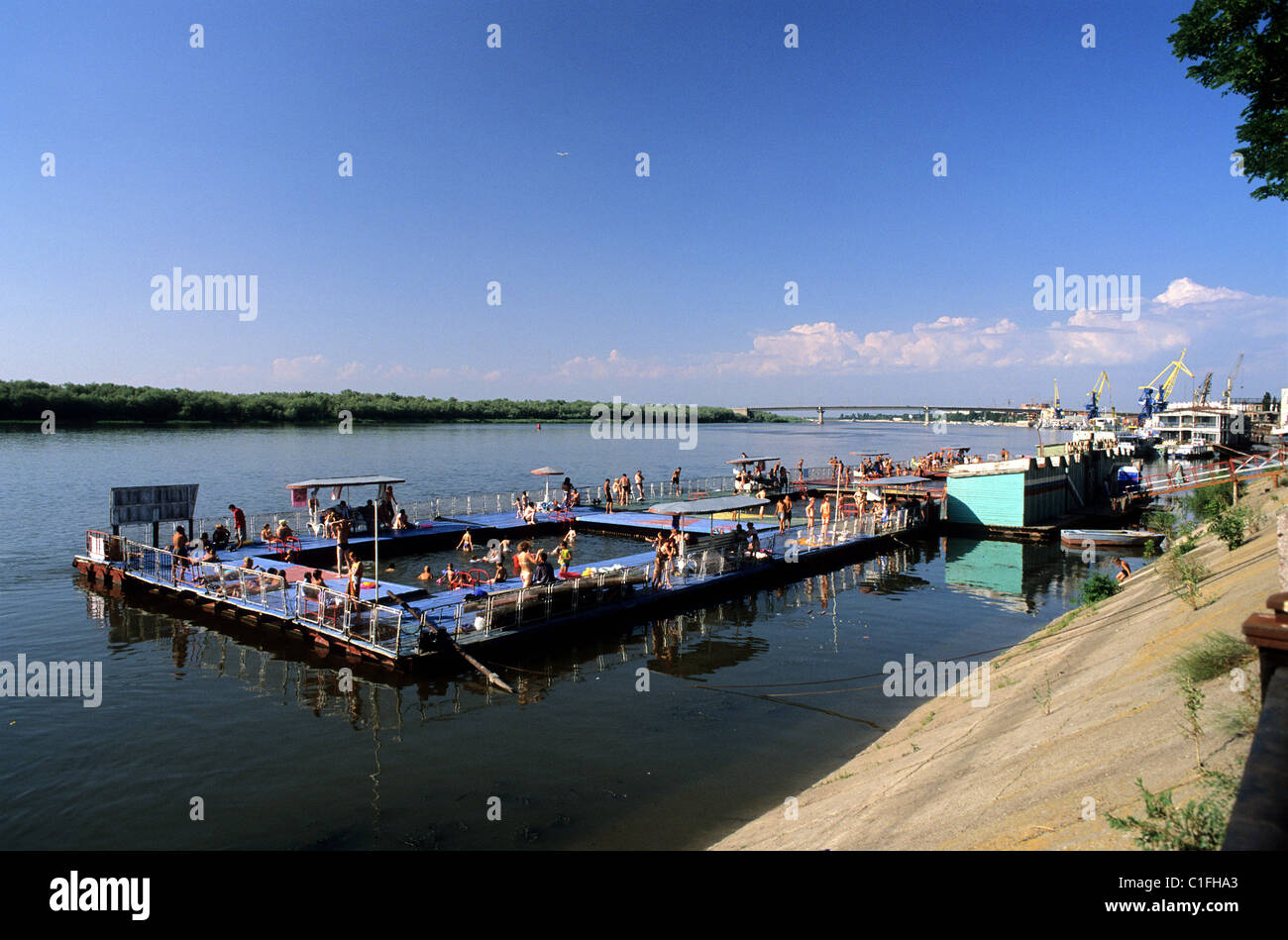 La Russia e la regione del Volga, Astrakhan, Swimingpool sul fiume Volga Foto Stock