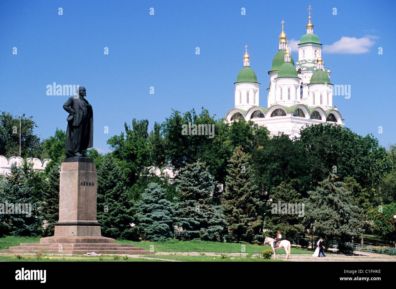 La Russia e la regione del Volga, Astrakhan, Assompton Cattedrale e la statua di Lenin Foto Stock