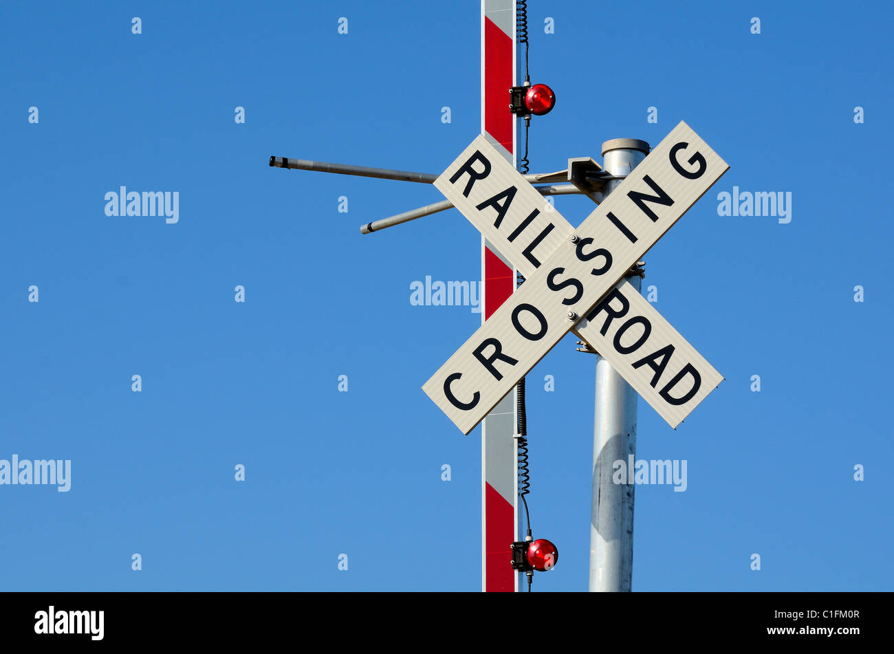 Ferrovia Strada attraversando contro un cielo blu Foto Stock
