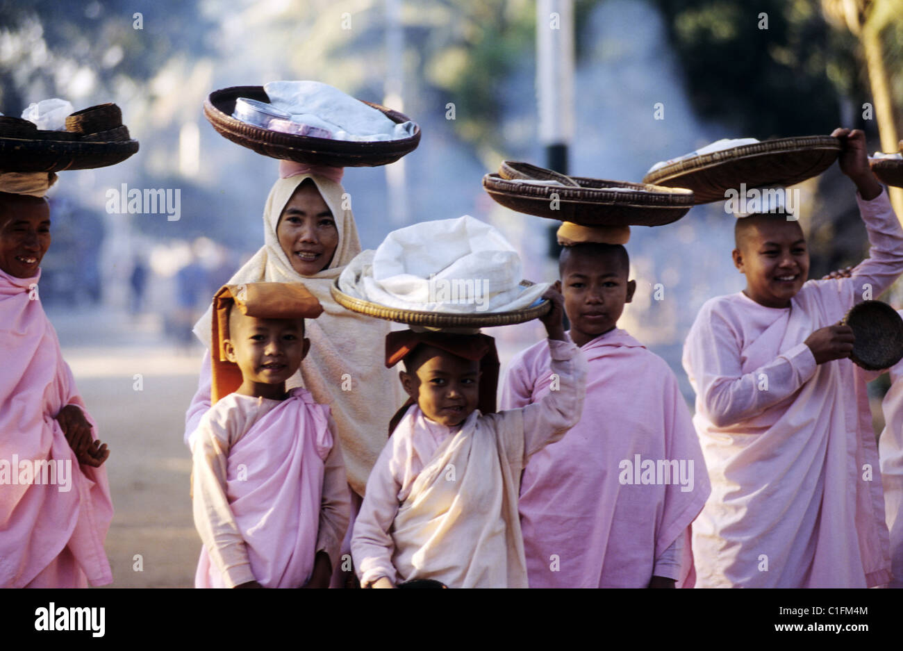 Myanmar (Birmania), Divisione Mandalay, all'alba le monache lasciare alla ricerca di offerte Foto Stock