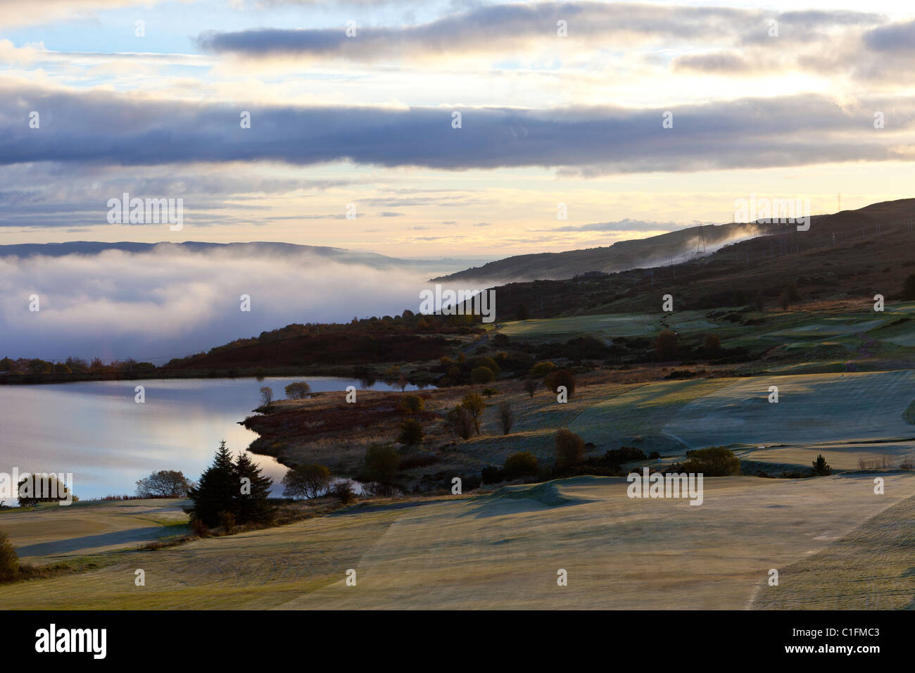 La nebbia sul fiume Clyde da Greenock il famoso Whinhill campo da golf Foto Stock