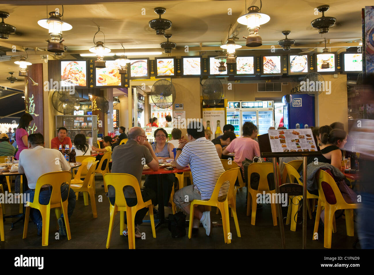 Diners presso il Mercato Notturno di Temple Street. Chinatown, Singapore Foto Stock