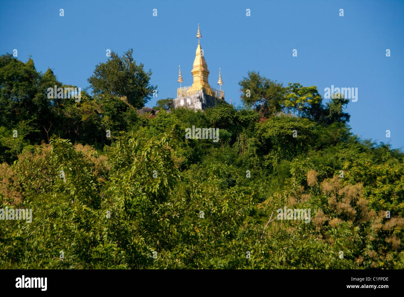 La stupa dorato nella parte superiore della Phou Si Hill Foto Stock