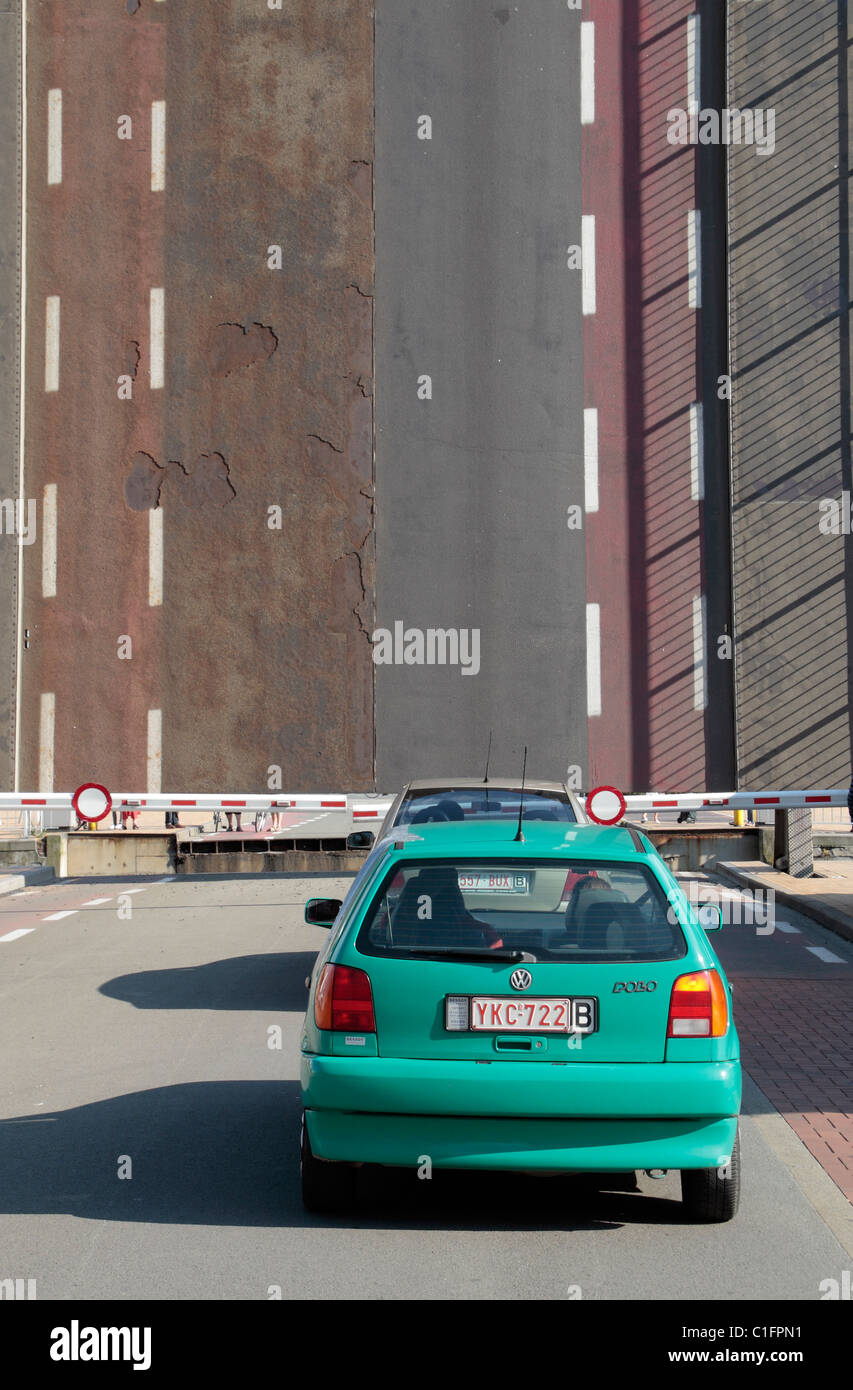 Automobili in attesa in corrispondenza di un rilievo a bilico ponte stradale sul bacino di yacht a Ostenda, Belgio. Agosto 2010 Foto Stock