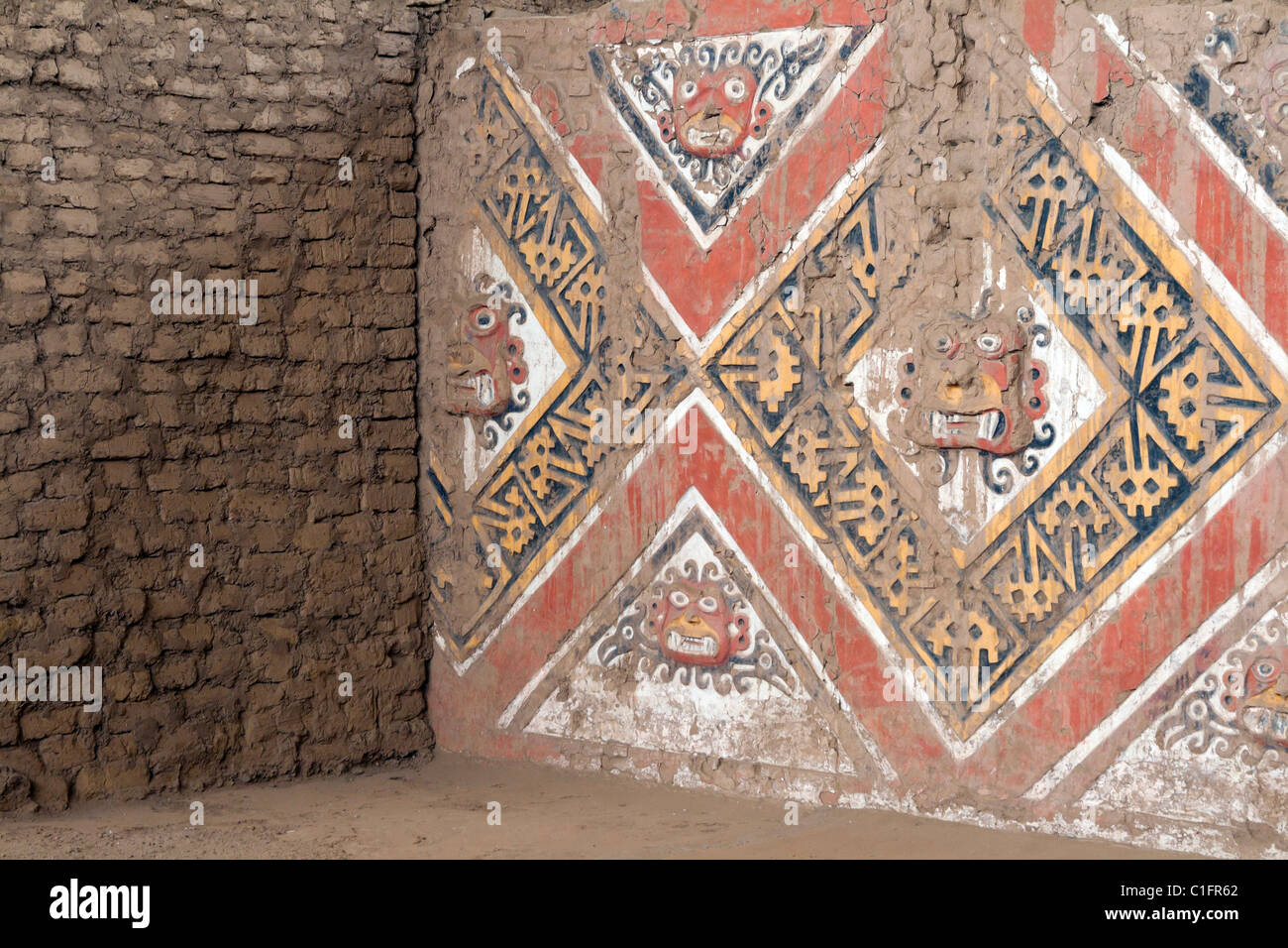 Huaca de la Luna colorati dipinti sculture-vicino a Trujillo, Perú Foto Stock