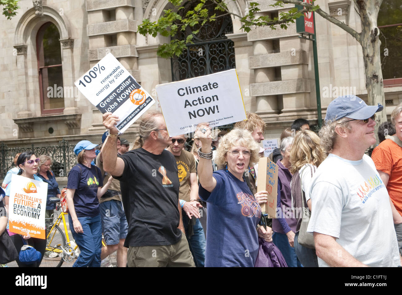 Una folla assiste "passeggiata contro il riscaldamento' protestare , Victoria Square 2009, Adelaide, Australia del Sud Foto Stock