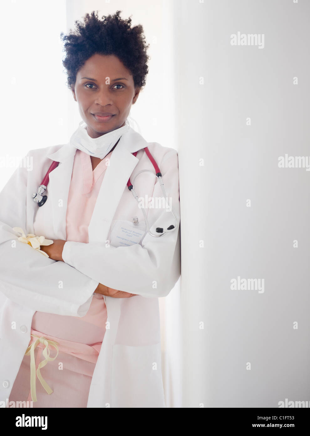 Medico nero appoggiata contro la parete Foto Stock