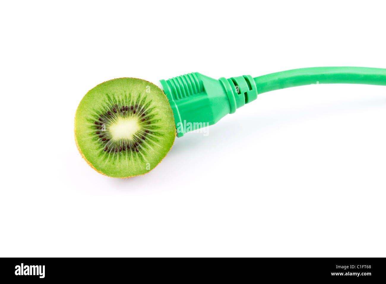 Spina elettrica è inserita nel kiwi in metafora del lavoro di innovazione verso naturale, energia verde. Foto Stock