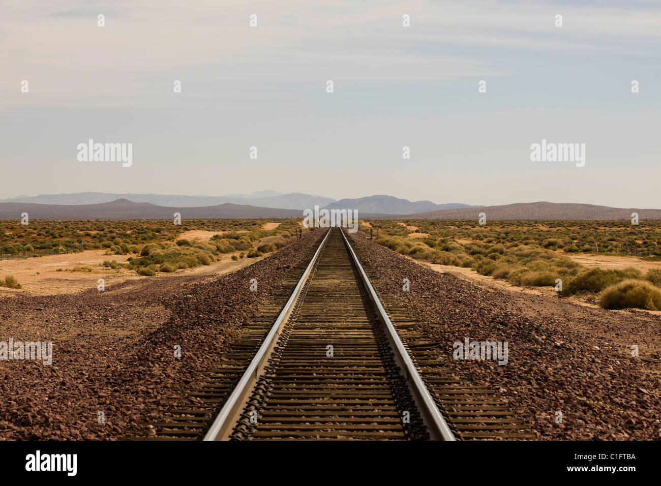 I binari della ferrovia nel nord sud-ovest americano il paesaggio del deserto Foto Stock