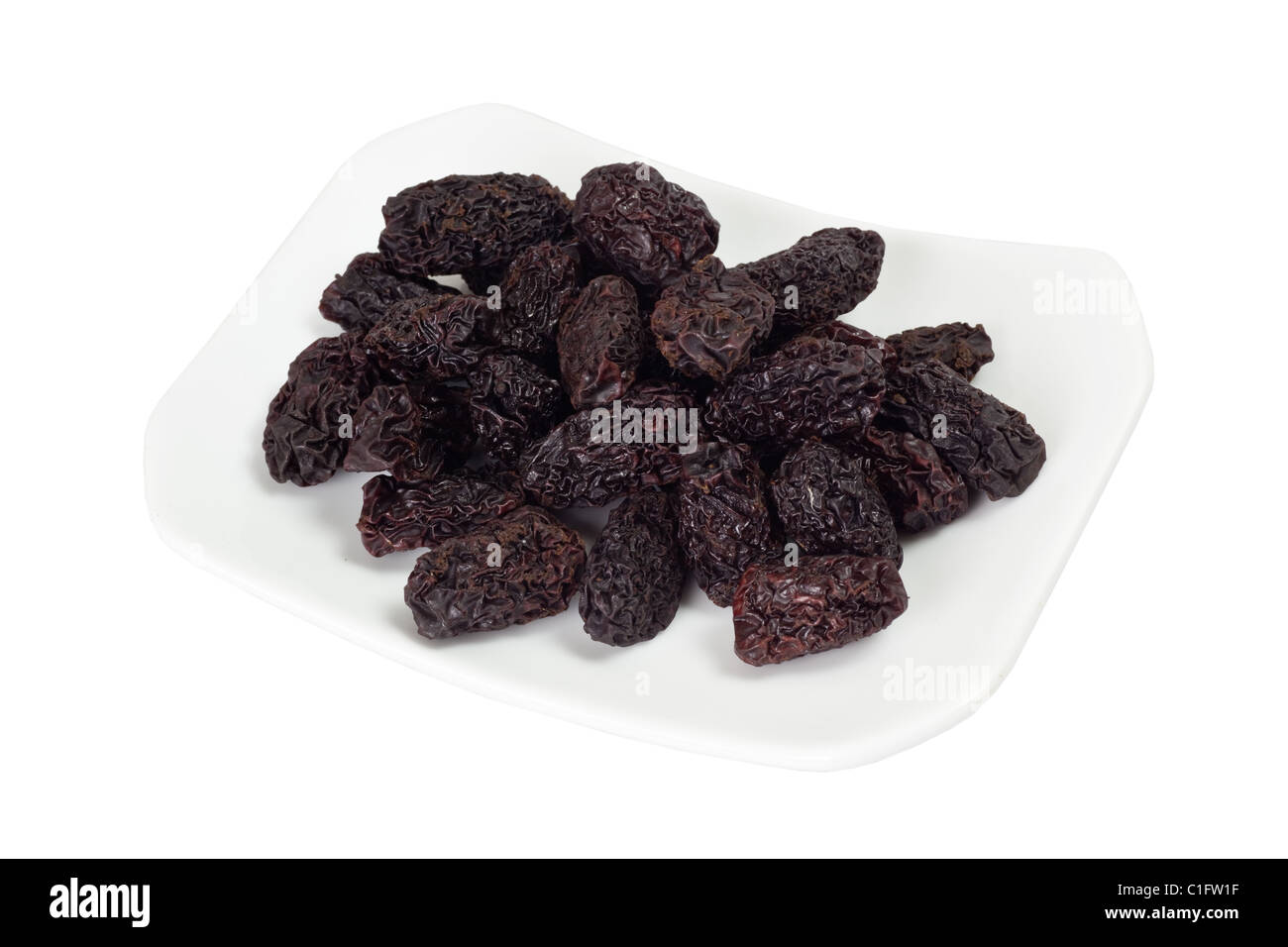 Ingrediente utilizzato nella medicina tradizionale cinese isolati su sfondo bianco - nero essiccato Jujube Foto Stock