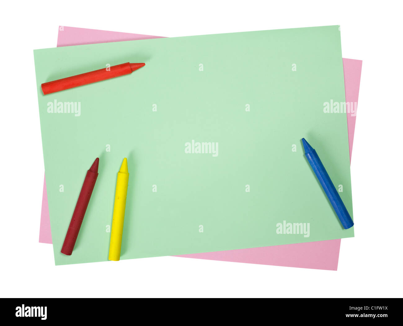 Matite colorate su carta colorata isolati su sfondo bianco Foto Stock