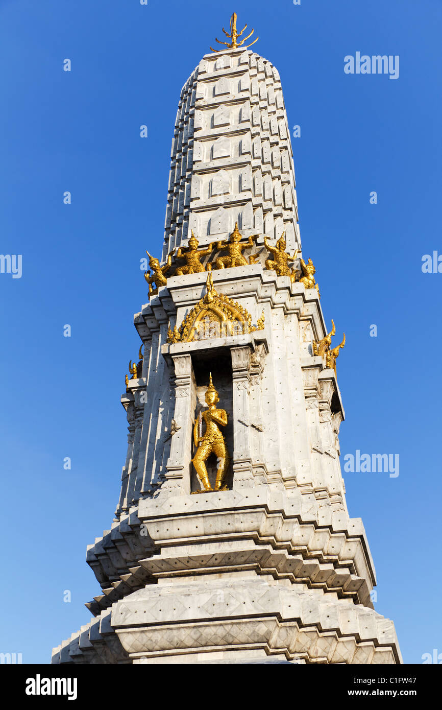 Oro statue su Chedi a Wat Pho a Bangkok, in Thailandia Foto Stock