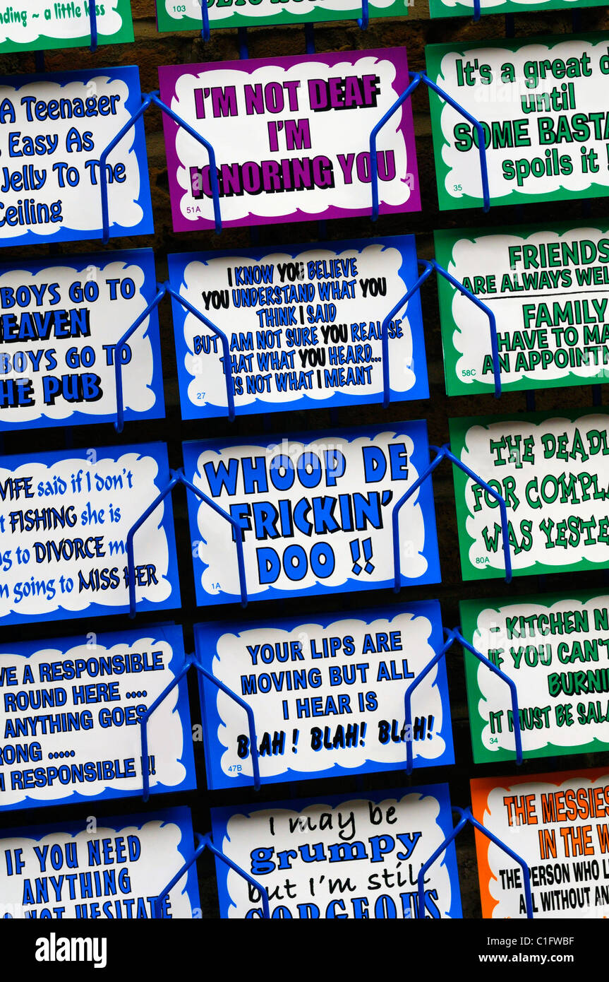 Ironico carte al di fuori di un negozio Foto Stock