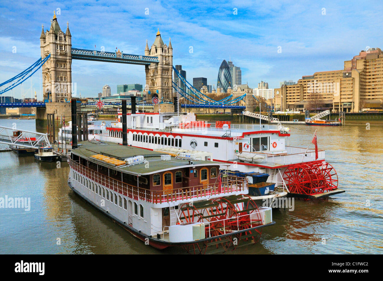 Imbarcazioni da diporto ormeggiato sul fiume Tamigi vicino al Tower Bridge con il quartiere finanziario in background, London, Regno Unito Foto Stock