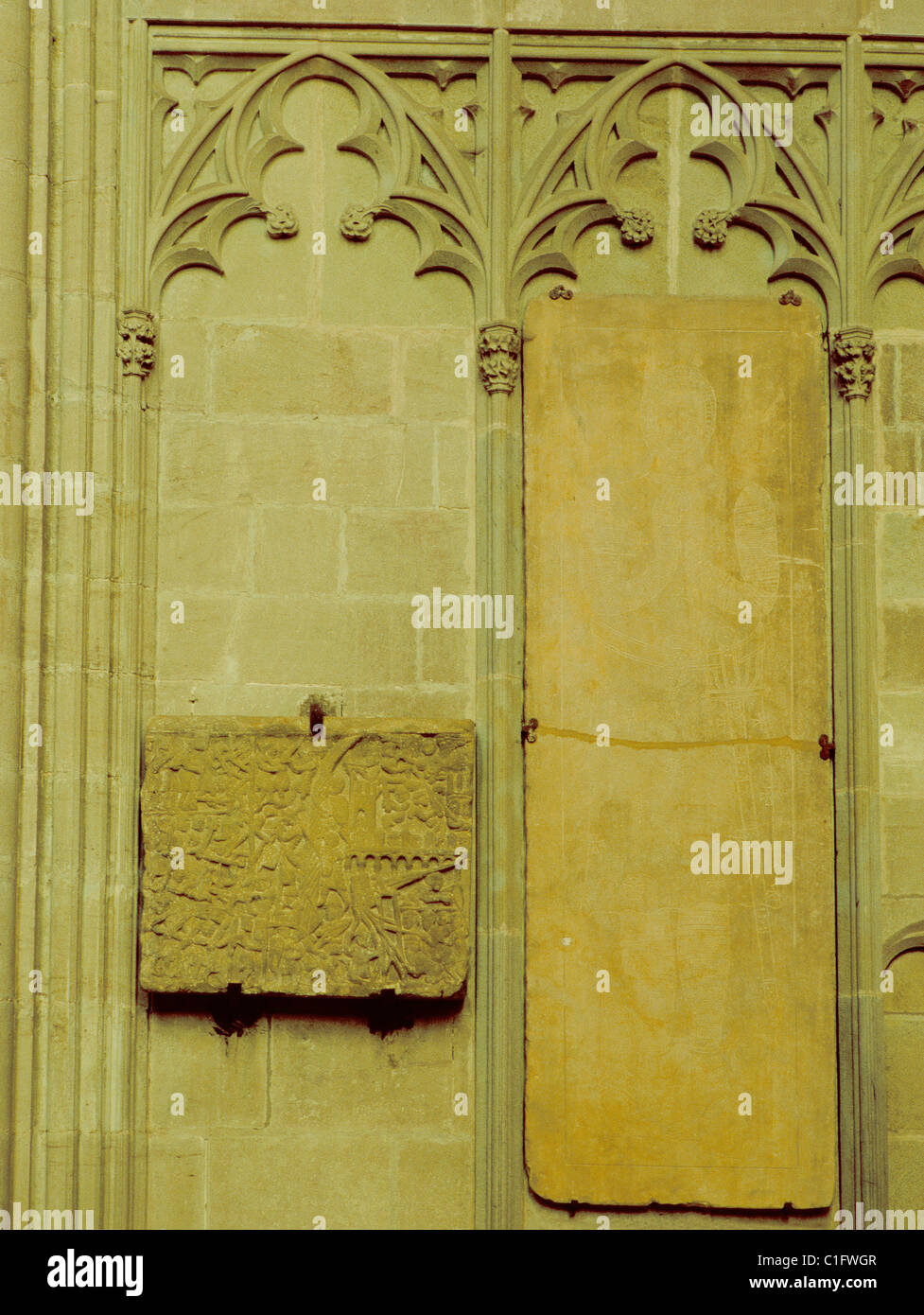 Oggetto contrassegnato per la rimozione definitiva di simon iv de Montfort l'amaury e un basamento in pietra a rilievo, Basilique de Saint Nazaire, Carcassonne, Aude, Francia. Foto Stock