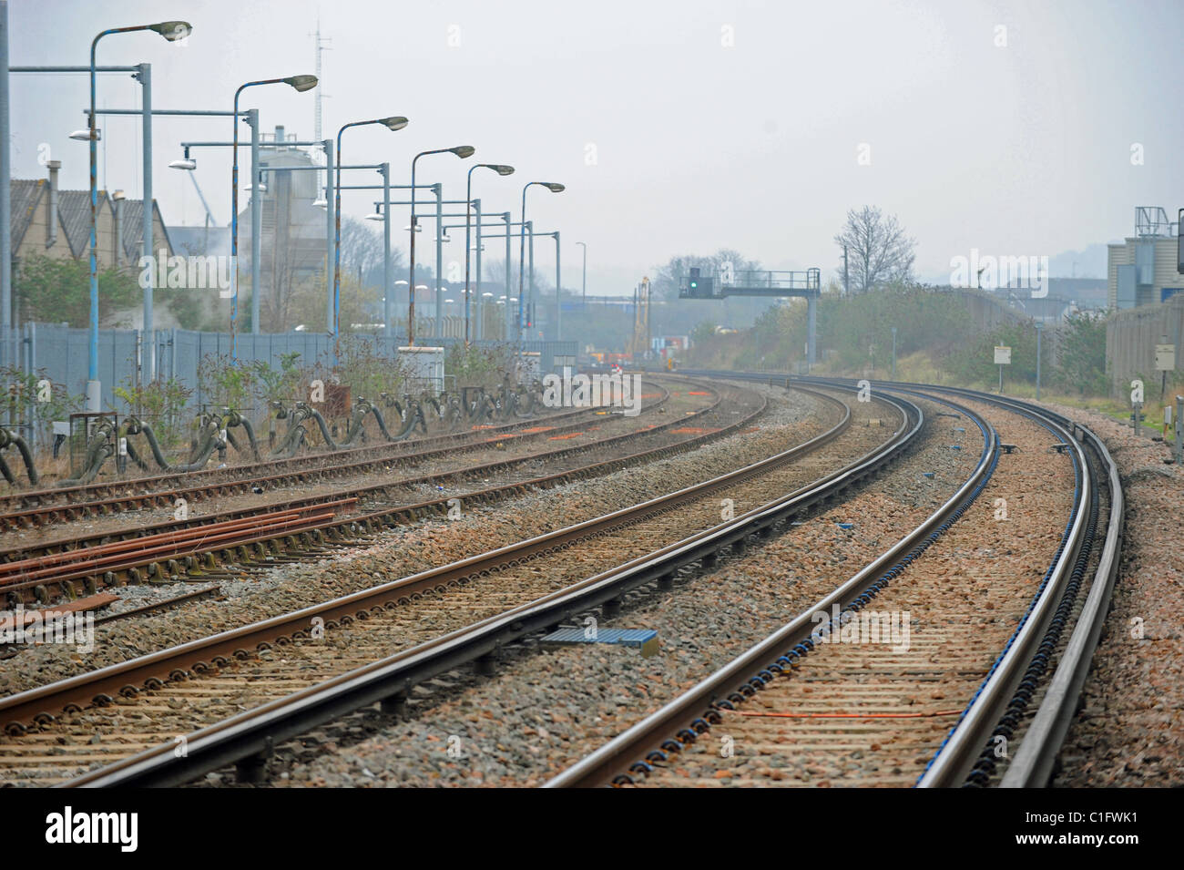 Svuotare i binari ferroviari con treni non in esecuzione UK vicino a Horsham West Sussex Regno Unito Foto Stock