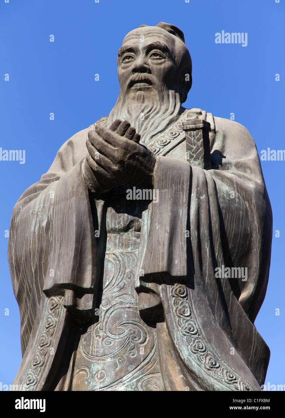 Statua di Confucio presso l'Accademia imperiale nei pressi del tempio confuciano a Pechino in Cina Foto Stock